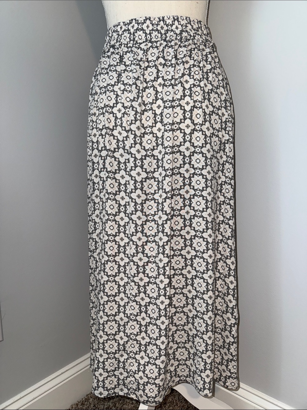 LOFT Gray and White Floral Pattern Maxi Skirt - Picture 4 of 4